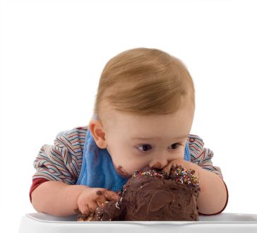 Kid-eating-Cake- comer solo