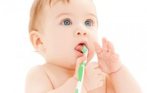 limpiar los dientes del bebé con cepillo